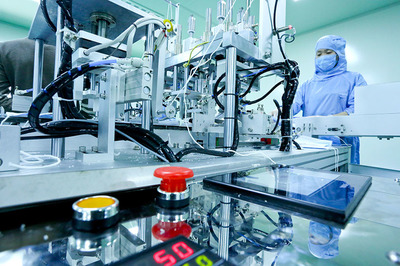 甘肅臨澤開足馬力生產(chǎn)口罩 助力國(guó)外疫情防控