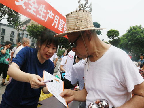 納溪大隊(duì)借力 安全生產(chǎn)月 集中咨詢?nèi)栈顒娱_展消防安全宣傳